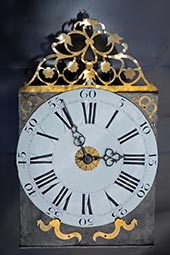 Frühe Comtoise-Uhr mit gesägter Aufsatzhecke, Monatsläufer