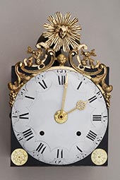 Comtoise-Uhr mit großer Sonnenspange und Medaillon mit 3 Herzen