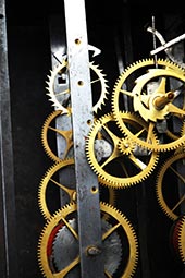 Comtoise mit seltener Adler-Spange - Monatsläufer