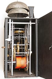 Zweizeiger-Comtoise-Uhr mit treize-pièces Zifferblatt und drei Glocken
