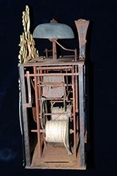 Hähnchen-Uhr, seltene Spange mit Hahn und Fackeln