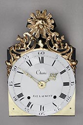 Comtoise-Uhr mit großer Sonnenspange und leerem Medaillon 
