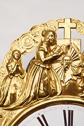 Die betende Familie vor Kreuz und Antlitz Jesus