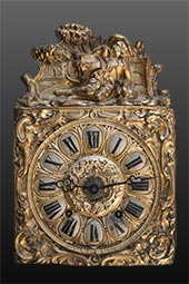 Comtoise-Uhr mit geprägtem Zifferblatt