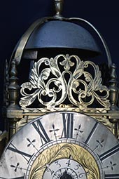 Museale englische Laternenuhr<br>Winged lantern-clock