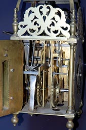Museale englische Laternenuhr<br>Winged lantern-clock