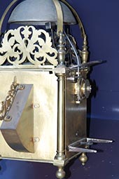 Museale englische Laternenuhr<br>Winged lantern-clock