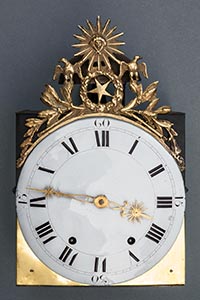 Comtoise-Uhr mit seltener Sonnenspange mit Stern und jungen Adlern