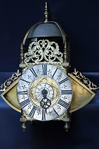 Museale englische Laternenuhr<br>Winged lantern-clock