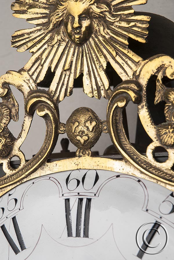Comtoise-Uhr mit großer Sonnenspange und Medaillon mit 3 Herzen
