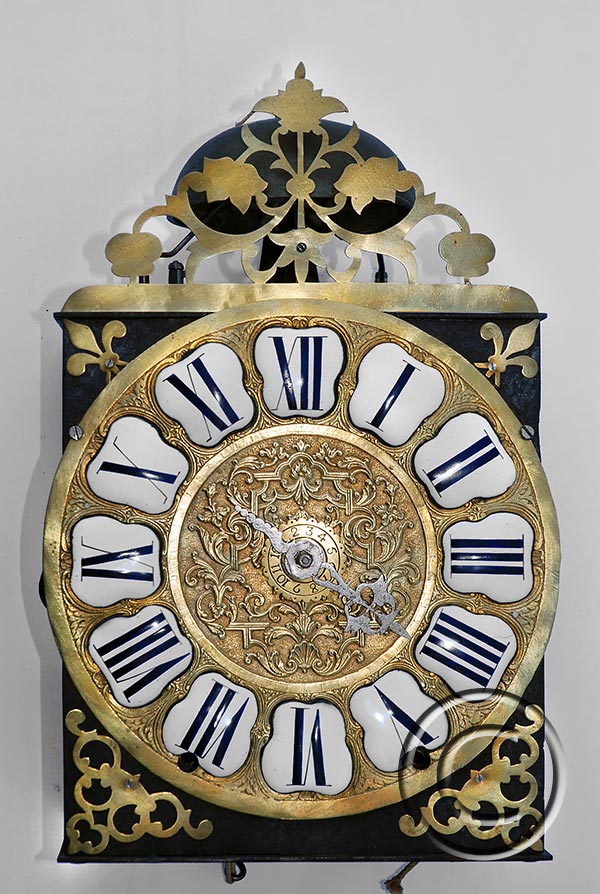 Einzeiger-Kartuschen-Comtoise mit barocken Ornamenten 