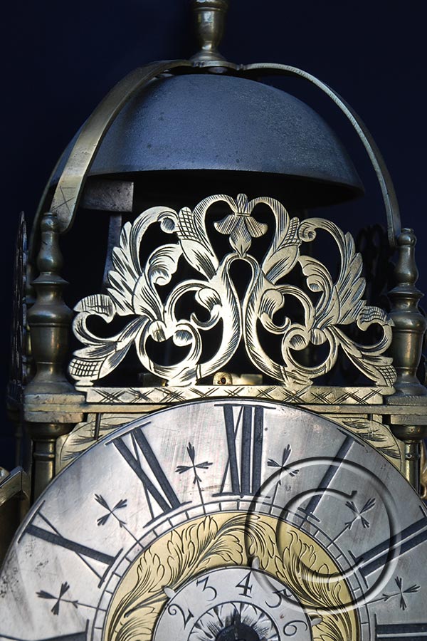 Museale englische Laternenuhr<br>Winged lantern-clock